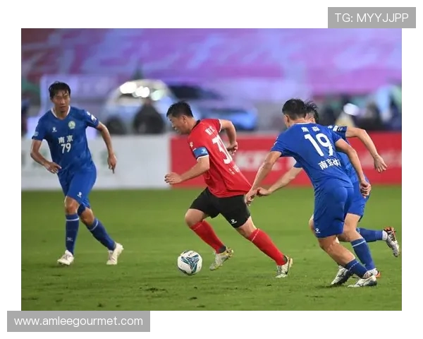 黄紫昌夫妇甜蜜演绎《小酒窝》 常州足球音乐晚会浪漫上演 黄紫昌夫妇甜蜜演绎《小酒窝》 常州足球音乐晚会浪漫上演